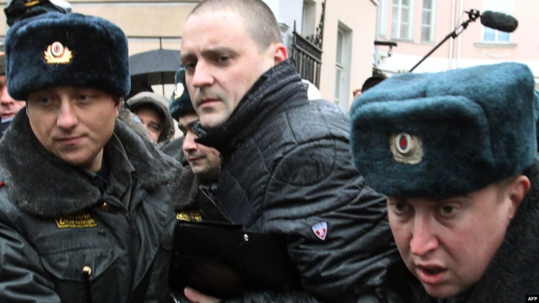 У Сергея Удальцова (в центре) большой опыт общения с милицией...