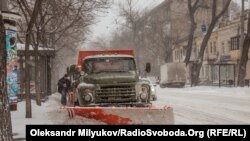 Комунальники розчищають вулиці в Одесі, в області проїзд більшістю автошляхів заблокований