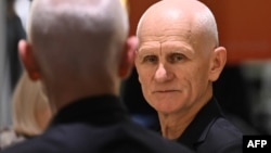 Алесь Беляцкий спустя сутки после освобождения из белорусской тюрьмы. 14 декабря 2025 года, фото AFP