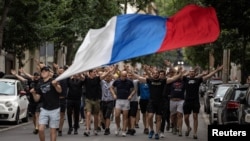 Grupet e djathtistëve dhe tifozëve në Serbi duke protestuar kundër mbajtjes së festivalit "Mirëdita, dobar dan". Beograd, 27 qershor 2024. 