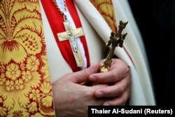 Священник Халдейской католической церкви в Багдаде на богослужении. 25 декабря 2020 года