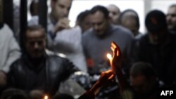 Тело Жиля Жакье перевозят из Хомса в Дамаск - для отправки на родину. Жители Хомса собрались, чтобы выразить свою скорбь.