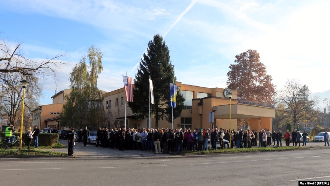 Građani Tuzle na protestima ispred Skupštine Tuzlanskog kantona
