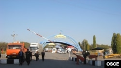 Пункт пропуска в Кордае на границе с Кыргызстаном