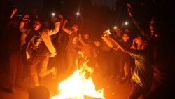 شادی و پایکوبی فلسطینی‌ها در رفح پس از اعلام موافقت گروه حماس با آتش‌بس