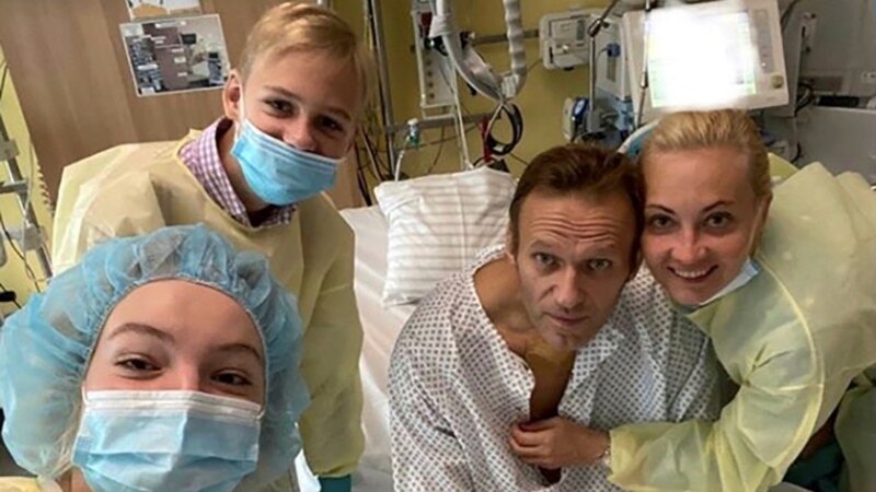 Alexei Navalnîi a publicat prima sa fotografie de când s-a îmbolnăvit în urma otrăvirii cu gaz neurotoxic Noviciok