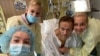 Оппозиционер Алексей Навальный со своей семьёй в берлинской клинике "Шарите"