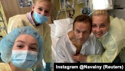 Російський опозиціонер Олексій Навальний із сім'єю у німецькій клініці «Шаріте» після отруєння, 15 вересня 2020 року