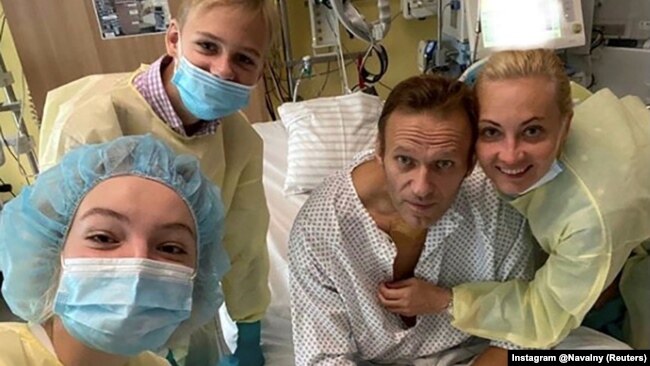 Російський опозиціонер Олексій Навальний із сім'єю у німецькій клініці «Шаріте» після отруєння, 15 вересня 2020 року