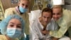 Російський опозиціонер Олексій Навальний позує з родиною в лікарні «Шаріте» в Берліні під час лікування від отруєння «новачком» невдовзі по тому, як у вересні 2020 року його вивели зі штучної коми
