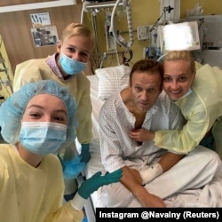 Aleksei Navalny and his family pose for a picture at the hospital in Berlin in September 2020.