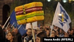 Fotografija sa protesta "Tragovima fantoma", koji je zbog još uvek nerazjašnjenog slučaja rušenja objekata u beogradskoj Savamali, organizovala Inicijativa Ne da(vi)mo Beograd, 25. april 2017.