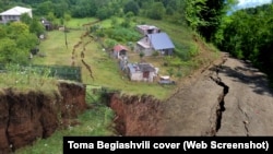 ხარაგაულის ორ სოფელში, ხემაღალსა და ღვერკში, მეწყერი ერთი თვის წინ გააქტიურდა. 2025 წლის ივლისი, დრონის კადრი, Euronews Georgia-ს ვიდეორეპორტაჟიდან