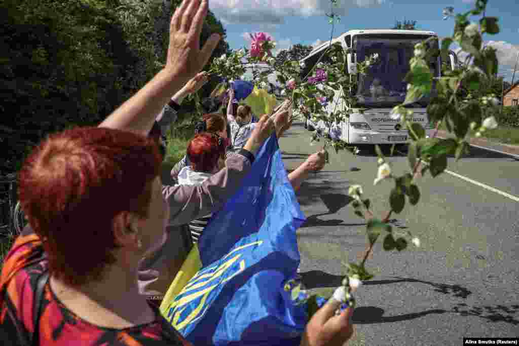 Так жителі прикордоння зустрічали звільнених з полону військових вздовж дороги