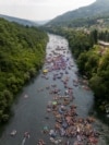 Veličanje ratnih zločinaca na Drini bez reakcije nadležnih u Srbiji
