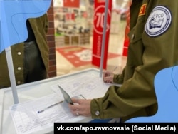 Участники российских студенческих отрядов в Крыму собирают подписи в поддержку кандидата в президенты РФ Владимира Путина, январь 2024 года (фото из соцсети крымского студотряда «Равновесие»)