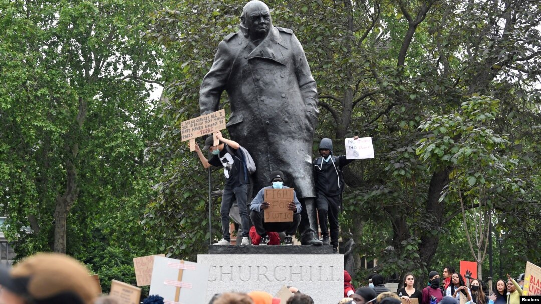 În urmă cu două săptămâni, protestatari de la Londra au vandalizat statuia lui Winston Churchill, iar sâmbătă, monumentul a fost protejat de o cutie metalică și înconjurat de loialiști, cum își spun cei care susțin personalitatea fostului premier britanic