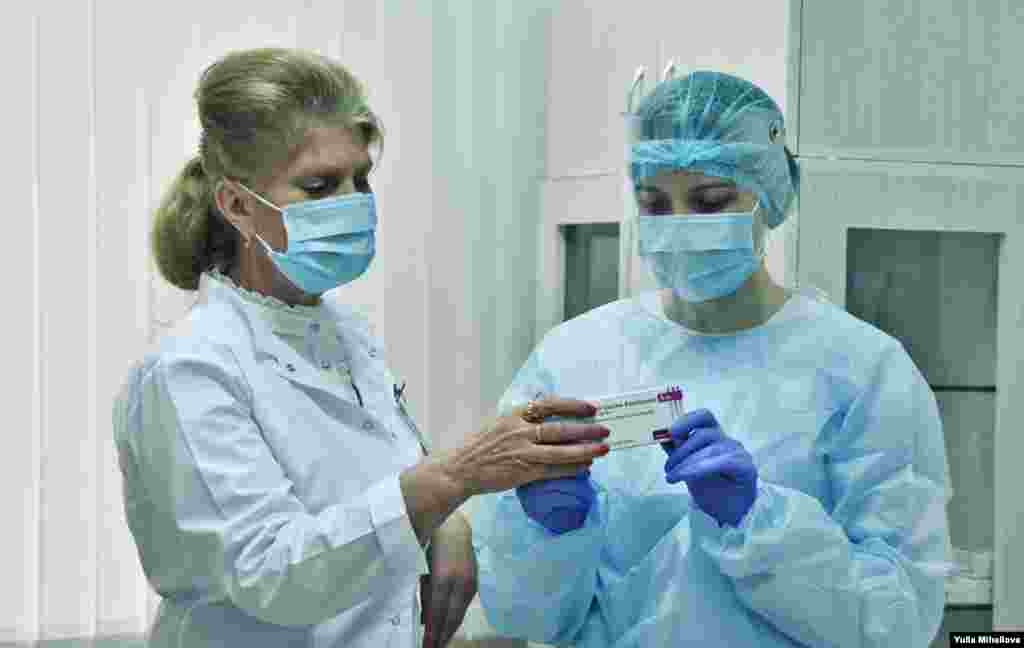 Президент Республики Молдова Майя Санду вакцинируется против Covid-19 препаратом AstraZeneca, 7 мая 2021