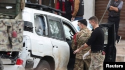 نیروهای ارتش لبنان در نزدیکی خودروی یونیفل که به گفته شاهدان عینی، حامل سرباز ایرلندی کشته‌شده است