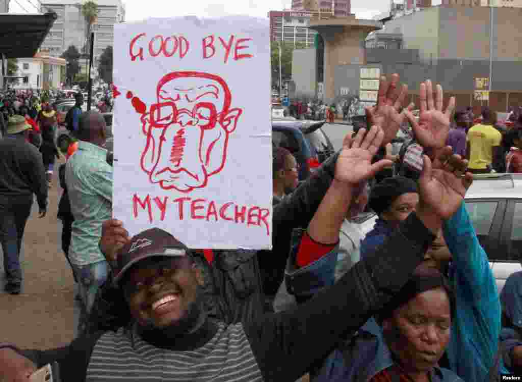 Zimbabwe - Protesters calling for Zimbabwean President Robert Mugabe to step down, 18Nov2017