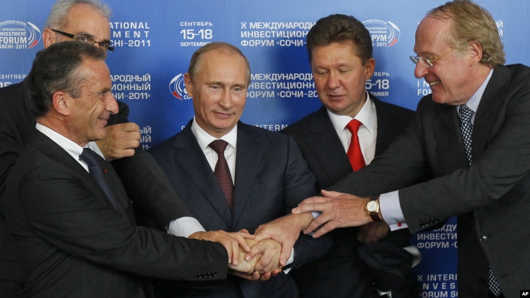Semnarea acordului privind construcția gazoductului South Stream, Soci/ Rusia, 2011. În stânga spate, reprezentantul Wintershall, Harold Schwager. Rusia a fost reprezentată de premierul de atunci Vladimir Putin (centru) și de șeful Gazprom Alexei Miller (al doilea de la dreapta)