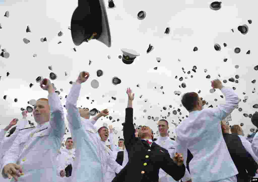 După ceremonia de absolvire la Academia americană de marină, Annapolis, Maryland, 24 mai 2013.