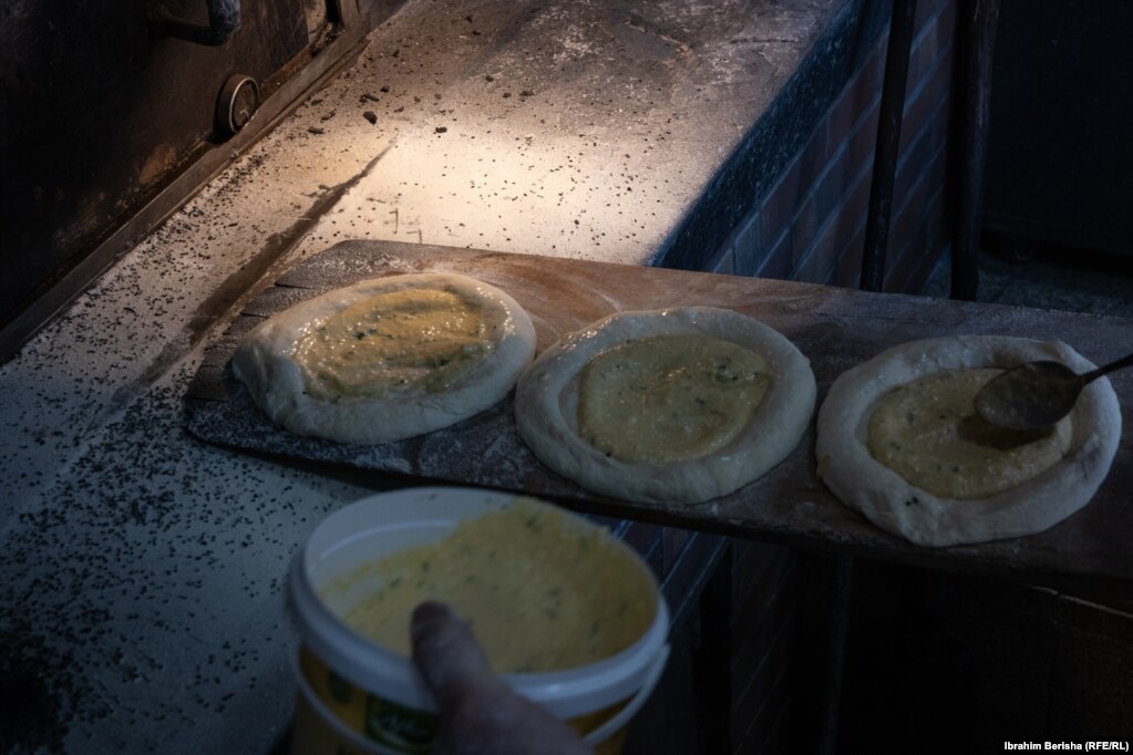 Ka receta të ndryshme për përgatitjen e pitalkës, por ato zakonisht përfshijnë miell, ujë, krip, sheqer, tharm buke dhe vaj.Furra "Isufi" mburret se nuk përdor aditiv në gatimin e pitalkës, për dallim nga shumë tjerë. Aditivët janë substanca që shtohen në sasi të vogla në ushqime për të përmirësuar cilësinë, shijen, pamjen dhe jetëgjatësinë e tyre.