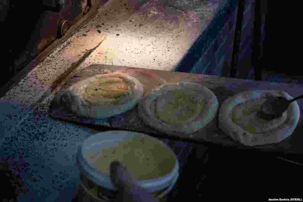 Ka receta të ndryshme për përgatitjen e pitalkës, por ato zakonisht përfshijnë miell, ujë, krip, sheqer, tharm buke dhe vaj.Furra "Isufi" mburret se nuk përdor aditiv në gatimin e pitalkës, për dallim nga shumë tjerë. Aditivët janë substanca që shtohen në sasi të vogla në ushqime për të përmirësuar cilësinë, shijen, pamjen dhe jetëgjatësinë e tyre.