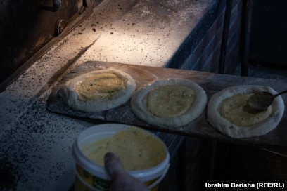 Ka receta të ndryshme për përgatitjen e pitalkës, por ato zakonisht përfshijnë miell, ujë, krip, sheqer, tharm buke dhe vaj.Furra "Isufi" mburret se nuk përdor aditiv në gatimin e pitalkës, për dallim nga shumë tjerë. Aditivët janë substanca që shtohen në sasi të vogla në ushqime për të përmirësuar cilësinë, shijen, pamjen dhe jetëgjatësinë e tyre.