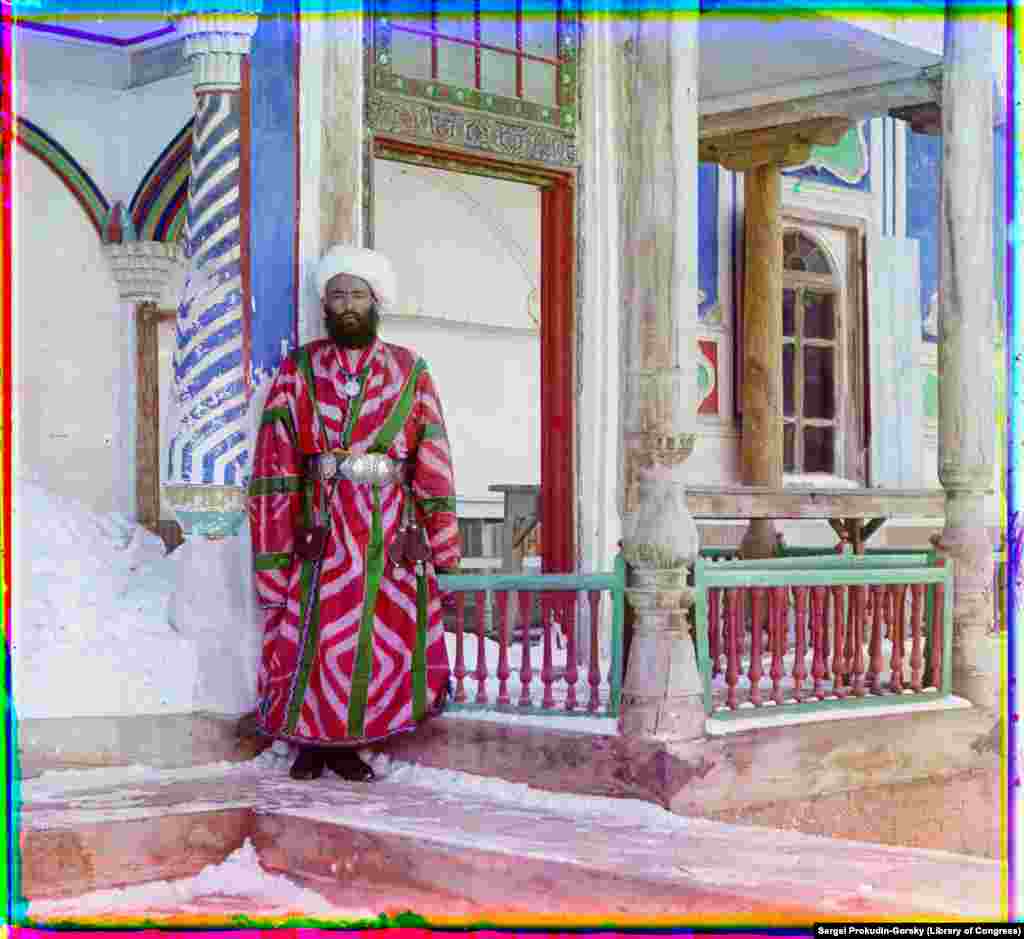 Muškarac stoji ispred emirove (vladarove) palače u Buhari.