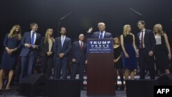 Прамова Дональда Трампа ў якасьці кандыдата ў прэзыдэнты, у атачэньні родзічаў. Ванэса Трамп — трэцяя зьлева