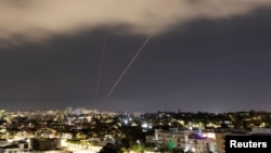 تصویری از حمله راکتی شب گذشته ایران بر اسرائیل و فعالیت سیستم دفاع راکتی اسرائیل در برابر این حمله