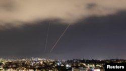 Sitem anti-rachetă în acțiune, văzut deasupra orașului Ashkelon.