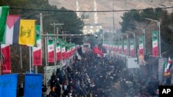 Iranianët marrin pjesë në varrimin e viktimave të dy shpërthimeve vdekjeprurëse të 3 janarit në Kerman, e premten, 5 janar 2024.