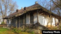 Casa Memorială George Enescu de la Mihăileni, Botoșani, astăzi lăsată în ruină (Foto: Harald Albrecht, octombrie 2013)