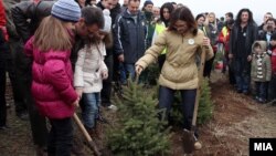 Вицепремиерот и министер за финансии Зоран Ставрески и министерката за внатрешни работи Гордана Јанкулоска садат дрвја. 