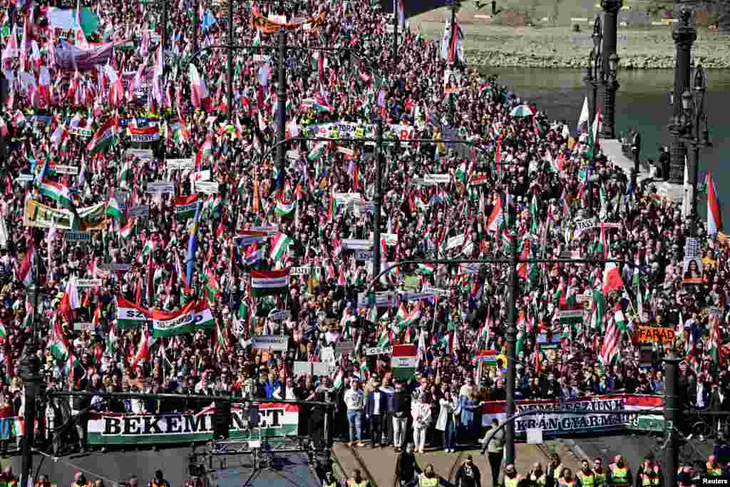 Влада і партія «Фідес» вивели на вулиці Будапешта тисячі людей. Прем’єр‑міністр Віктор Орбан стикається з, можливо, найскладнішою спробою переобрання на тлі різкого зростання вартості життя