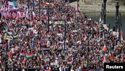 Вибори в Угорщині: масштабні мітинги перед голосуванням (фоторепортаж)