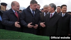 Kyrgyz President Almazbek Atambaev (right) talks with the president of the Russian company RusHydro at the opening ceremony of the capsule for a future hydropower plant on the Naryn River in October 2012.