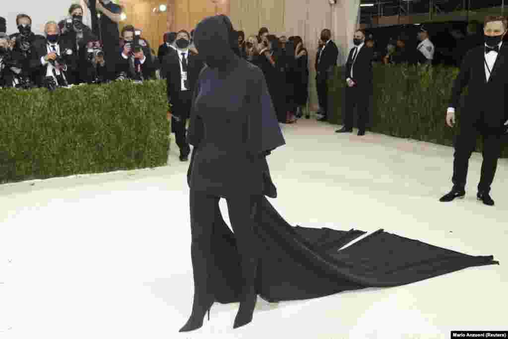 Kim Kardashian szokatlan ruhakölteményben pózól a MET-gálán szeptember 13-án