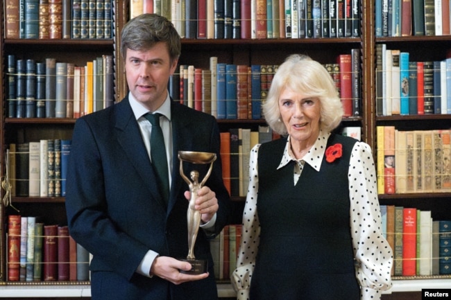 Тазгодишният носител на наградата „Букър“ Дейвид Салаи заедно с кралица Камила в Лондон, 11 ноември 2025 г.