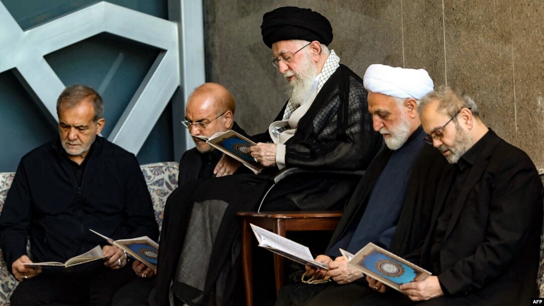 Lideri suprem i Iranit, Ajatollah Ali Khamenei, së bashku me presidentin Masoud Pezeshkian, kryeparlamentarin Mohammad Bagher Ghalibaf dhe shefin e drejtësisë, Mohsen Ejeie gjatë lutjeve të së premtes. 4 tetor 2024.
