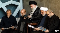 Lideri suprem i Iranit, Ajatollah Ali Khamenei, së bashku me presidentin Masoud Pezeshkian, kryeparlamentarin Mohammad Bagher Ghalibaf dhe shefin e drejtësisë, Mohsen Ejeie gjatë lutjeve të së premtes. 4 tetor 2024.
