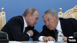 Президент России Владимир Путин и президент Казахстан Нурсултан Назарбаев. Атырау, 20 сентября 2014 года.