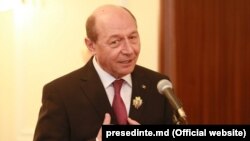 Fostul președinte al României Traian Băsescu, decorat cu ordinul „Ștefan cel Mare" de către președintele R.Moldova, Nicolae Timofti, aprilie 2015