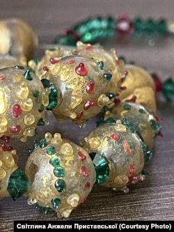 Пустотіла намистина з сухозлітним золотом і рельєфним декором, розмір намистини 10 мм. Приблизно 1866–1868рр.