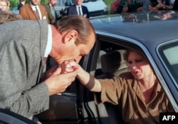 Кметът на Париж и бъдещ президент на Франция Жак Ширак целува ръката на Бриджит Бардо, 7 октомври 1990 г.