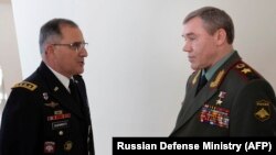 Találkozó Azerbajdzsánban: Valerij Geraszimov orosz vezérkari főnök (akinek sorsáról ellentmondó hírek érkeztek a héten) és Curtis Scaparrotti amerikai tábornok, az európai NATO-erők volt parancsnoka Bakuban 2018. december 12-én