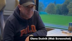 კაცი, რომელიც უკრაინულ-ბელარუსულ წყვილს დაესხა თავს. კადრი ვიდეოდან 