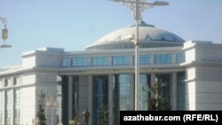 Türkmenistanyň Goranmak ministrliginiň täze edara binasy, Aşgabat.